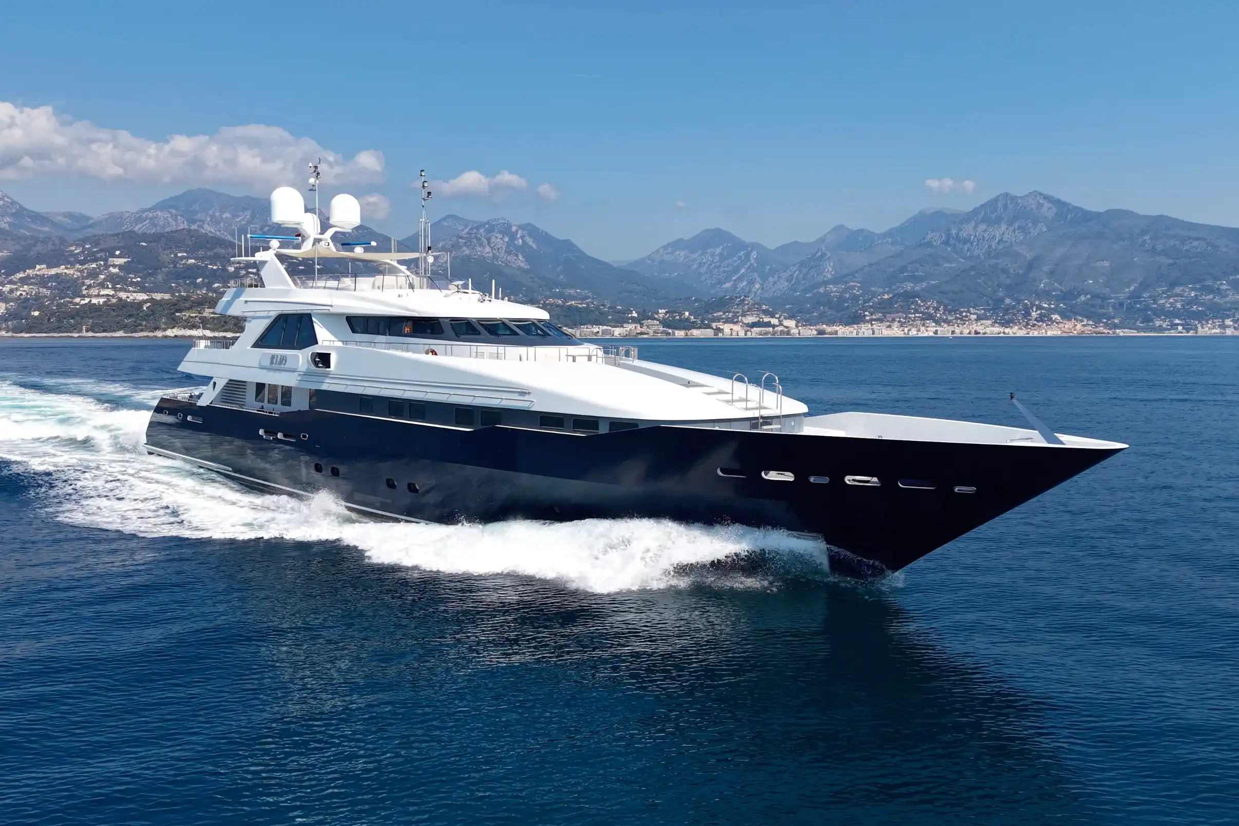 Exterior of yacht Kijo